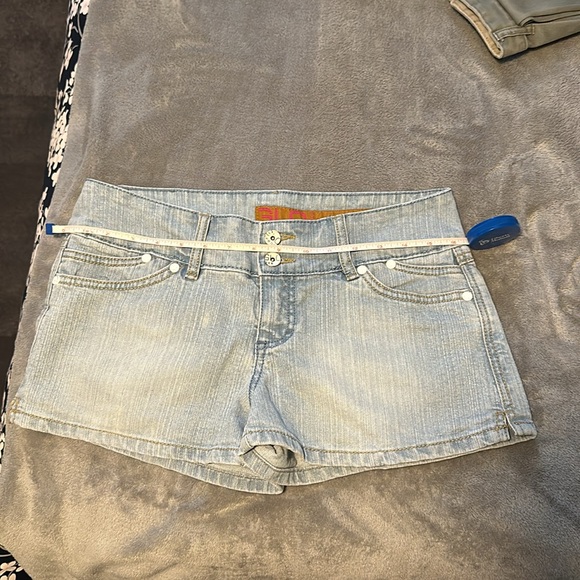 Size 9 super cute GLO light jeans shorts,wide belt loops,double pockets 🔥 - Picture 2 of 11